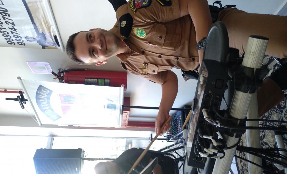 Policiais militares homenageiam mulheres com música em Apucarana (PR), no Norte do estado