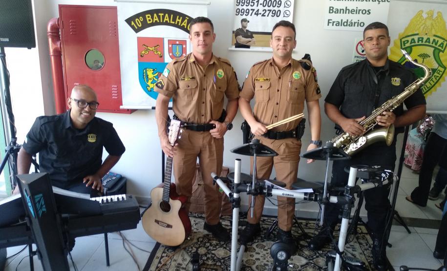 Policiais militares homenageiam mulheres com música em Apucarana (PR), no Norte do estado