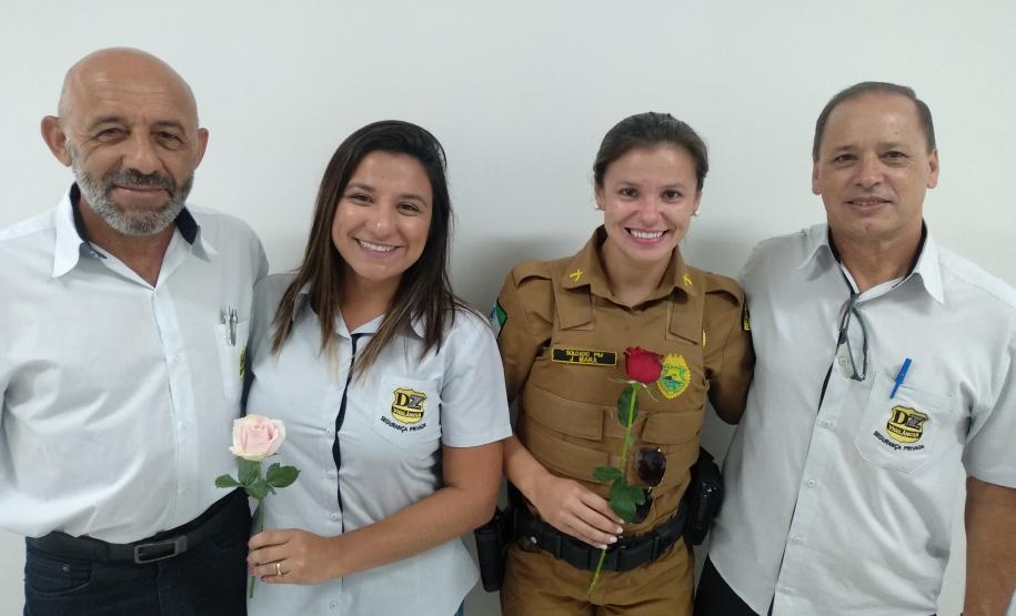 Policiais militares homenageiam mulheres com música em Apucarana (PR), no Norte do estado