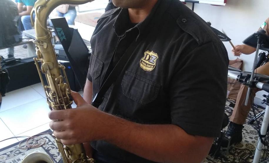 Policiais militares homenageiam mulheres com música em Apucarana (PR), no Norte do estado