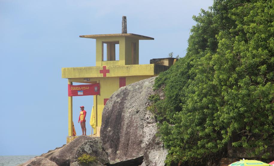 Mortes por afogamento caem 53,3% nas praias do Paraná durante a temporada de verão