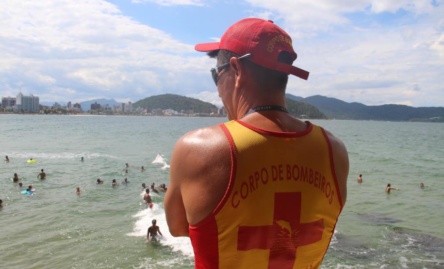 Mortes por afogamento caem 53,3% nas praias do Paraná durante a temporada de verão