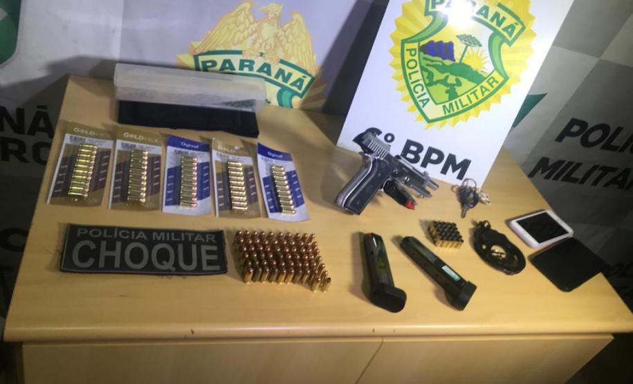 PM prende cinco pessoas e apreende duas armas de fogo e mais de 100 munições no Oeste do estado