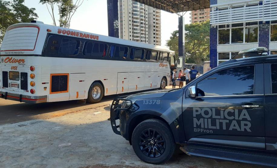 Operação na fronteira resulta em dois ônibus com contrabando apreendidos pelo BPFron