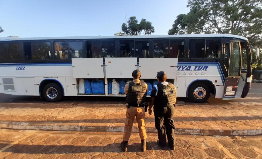 Operação na fronteira resulta em dois ônibus com contrabando apreendidos pelo BPFron