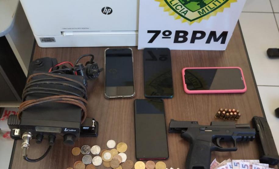 Policiais apreendem arma de fogo e cigarros durante ação contra o contrabando em Tuneiras do Oeste (PR)