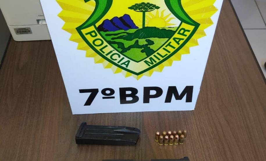 Policiais apreendem arma de fogo e cigarros durante ação contra o contrabando em Tuneiras do Oeste (PR)