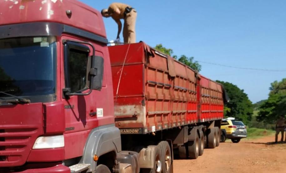 Caminhão carregado com 800 caixas de cigarros é apreendido pela PM em Tapira (PR)