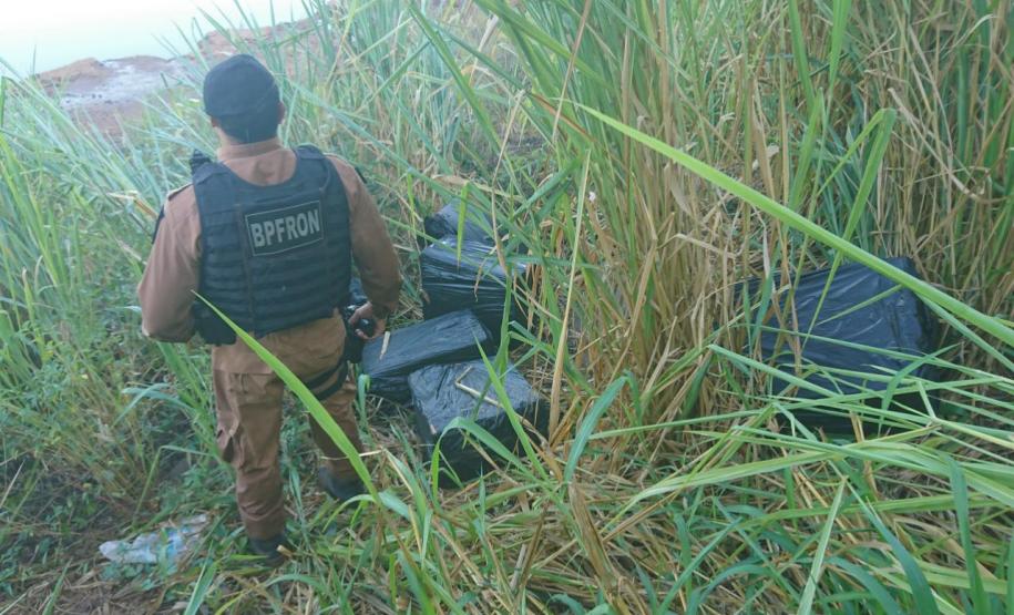 BPFron apreende 1,1 mil pacotes de cigarros em porto clandestino de Foz do Iguaçu (PR)