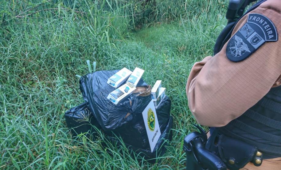 BPFron apreende 1,1 mil pacotes de cigarros em porto clandestino de Foz do Iguaçu (PR)