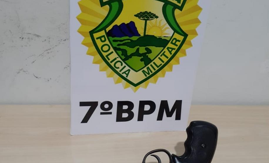 Em situações distintas, PM apreende notas falsas e arma de fogo no Noroeste do estado