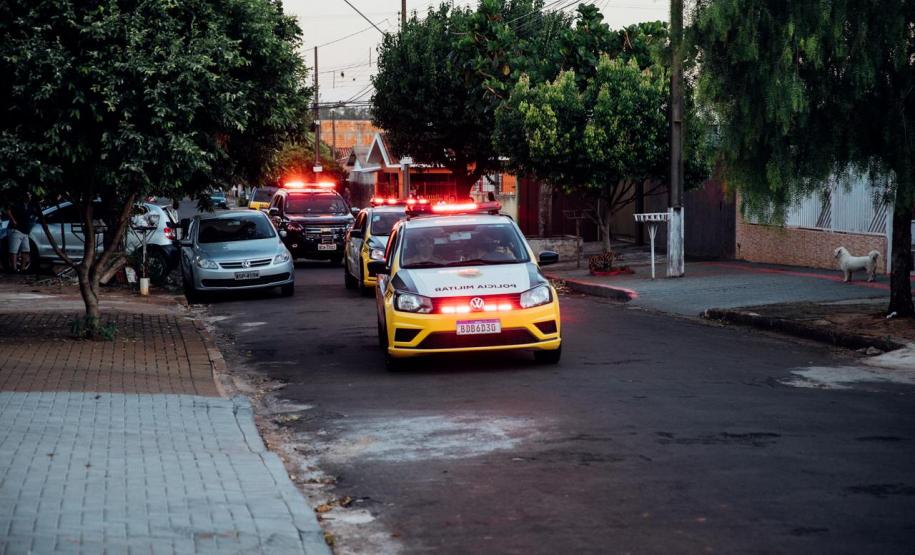 Garoto fã da PM recebe policiais no dia do aniversário em Londrina (PR)