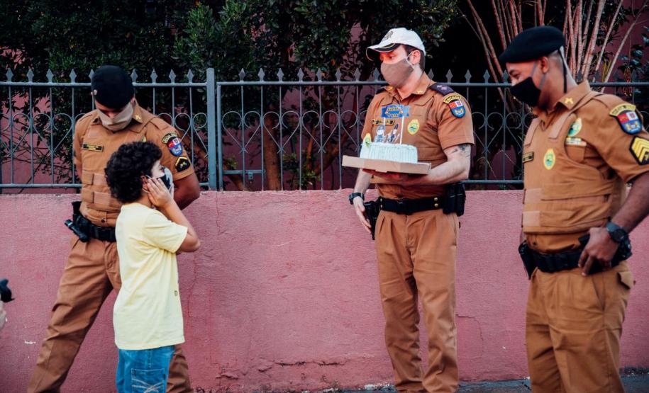 Garoto fã da PM recebe policiais no dia do aniversário em Londrina (PR)