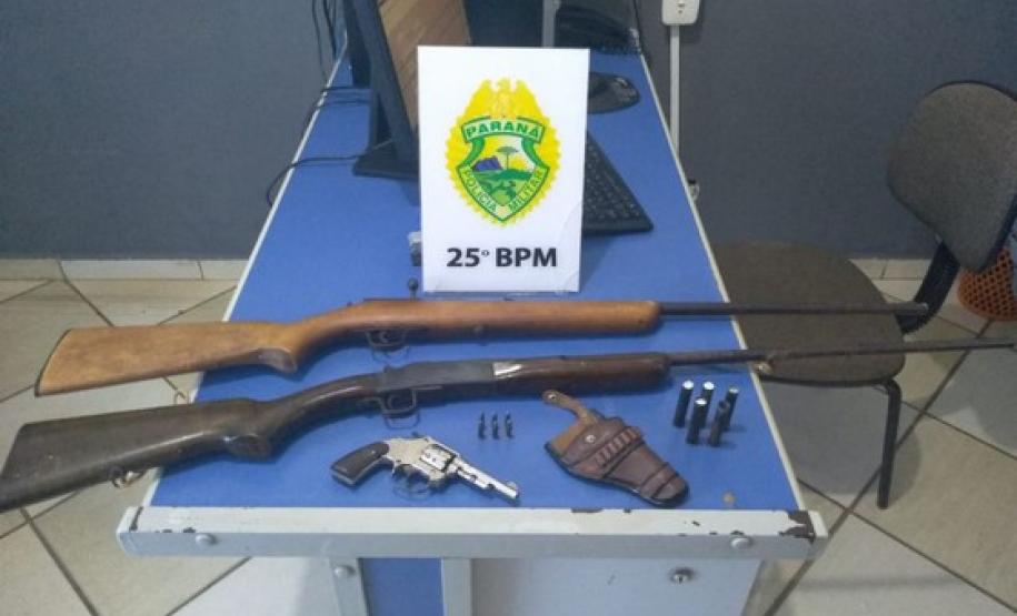 Em situações distintas, policiais militares apreenderam um caminhão carregado de cigarros e armas de fogo no Noroeste do estado