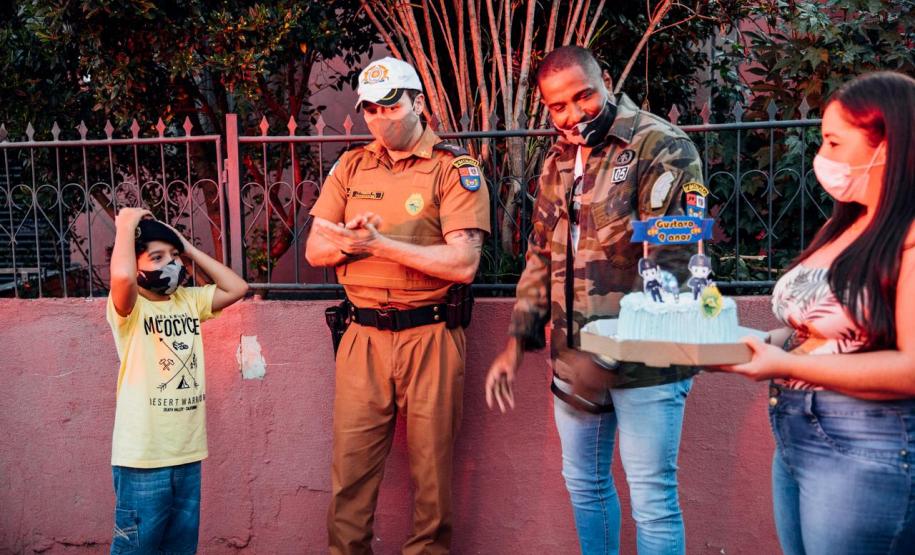 Garoto fã da PM recebe policiais no dia do aniversário em Londrina (PR)