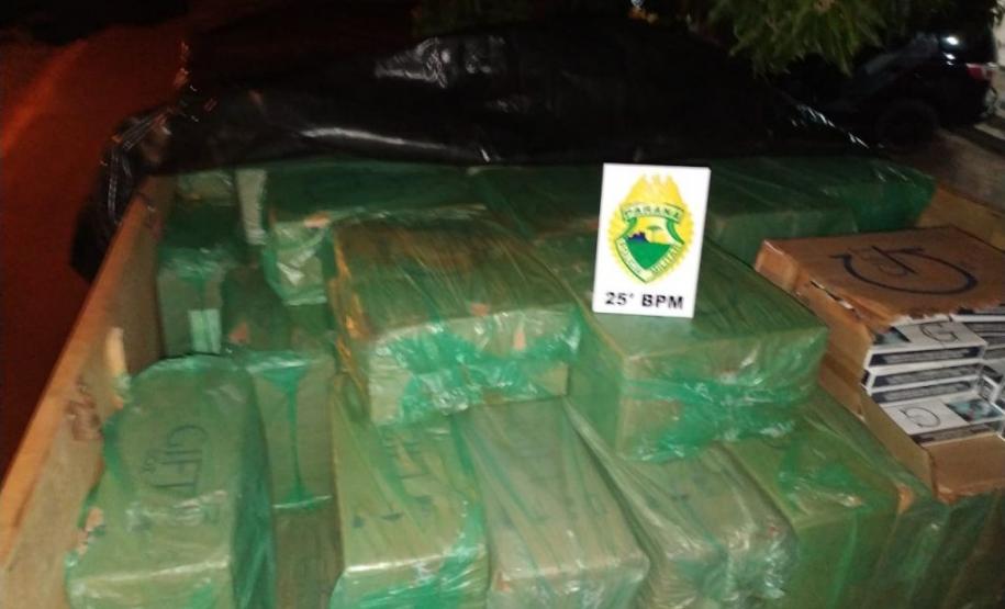 Em situações distintas, policiais militares apreenderam um caminhão carregado de cigarros e armas de fogo no Noroeste do estado