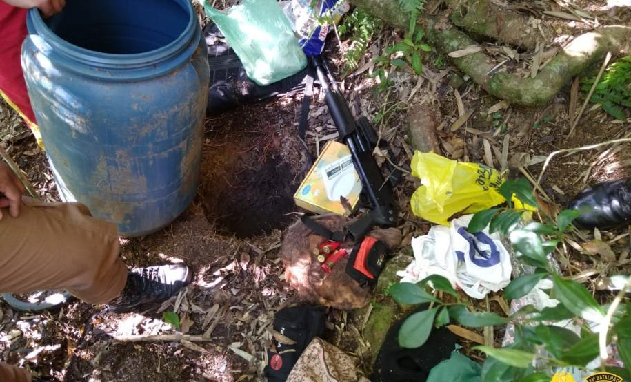 Em Telêmaco Borba, PM localiza espingarda e drogas enterradas às margens do Rio Tibagi