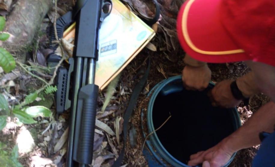 Em Telêmaco Borba, PM localiza espingarda e drogas enterradas às margens do Rio Tibagi