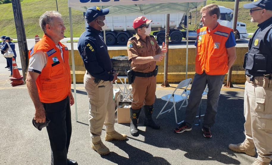 Caminhoneiros recebem marmitas e kits de primeiros socorros em ação integrada entre as Polícias Rodoviárias Estadual e Federal