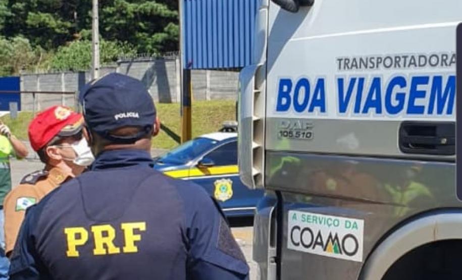 Caminhoneiros recebem marmitas e kits de primeiros socorros em ação integrada entre as Polícias Rodoviárias Estadual e Federal