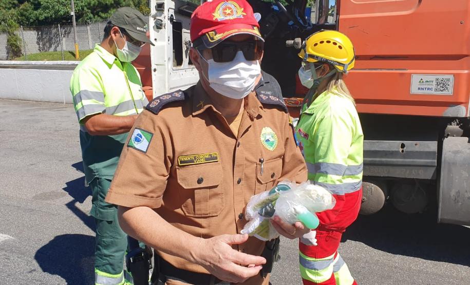 Caminhoneiros recebem marmitas e kits de primeiros socorros em ação integrada entre as Polícias Rodoviárias Estadual e Federal