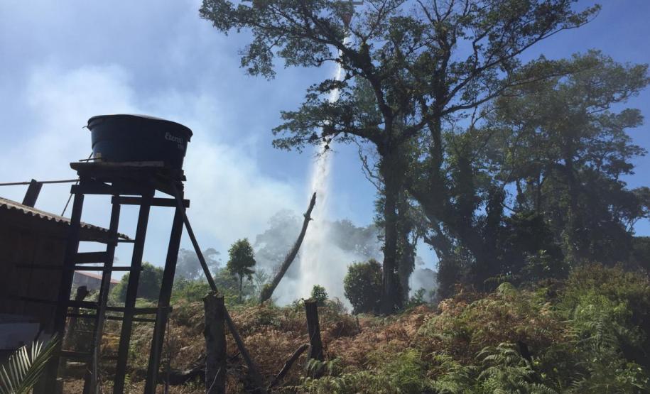 Em ação conjunta, helicóptero da PM e equipes do Corpo de Bombeiros combatem incêndio em Guaratuba (PR)