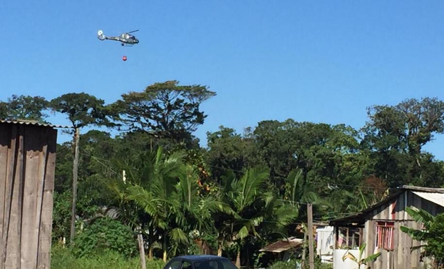 Em ação conjunta, helicóptero da PM e equipes do Corpo de Bombeiros combatem incêndio em Guaratuba (PR)