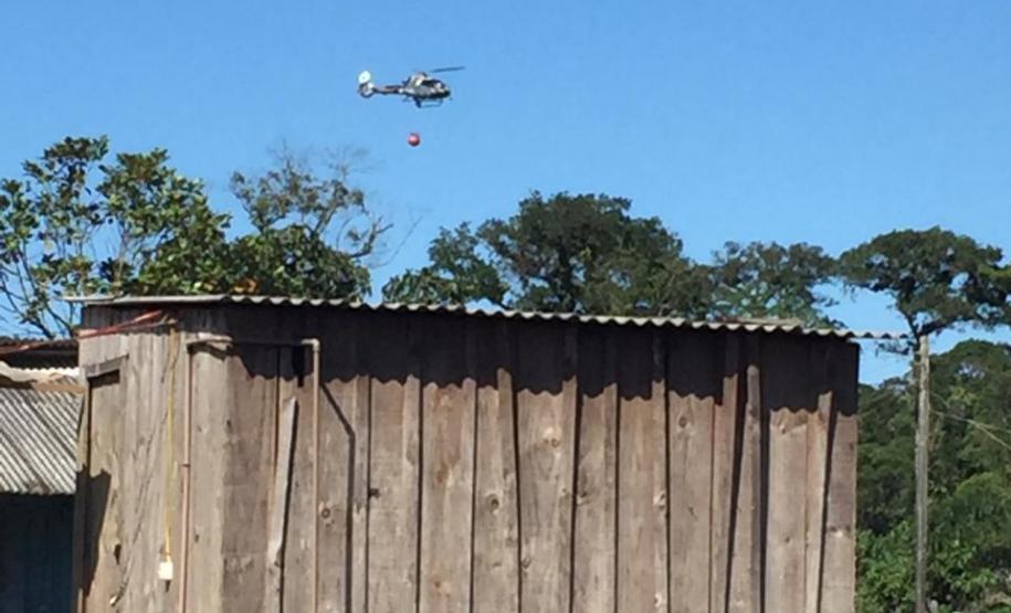 Em ação conjunta, helicóptero da PM e equipes do Corpo de Bombeiros combatem incêndio em Guaratuba (PR)
