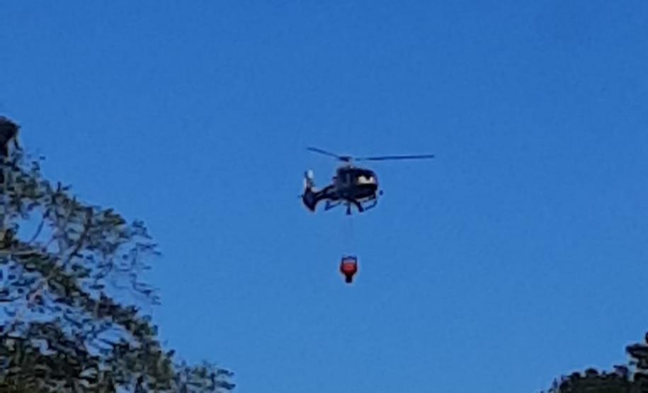 Em ação conjunta, helicóptero da PM e equipes do Corpo de Bombeiros combatem incêndio em Guaratuba (PR)
