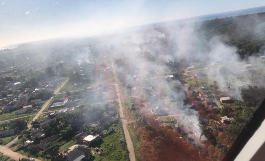 Em ação conjunta, helicóptero da PM e equipes do Corpo de Bombeiros combatem incêndio em Guaratuba (PR)