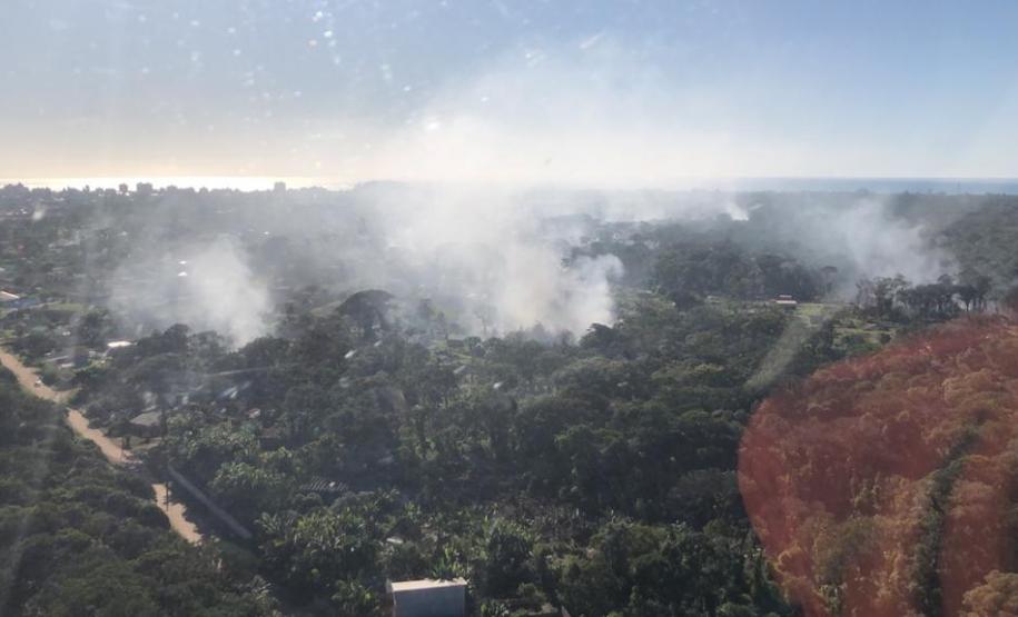 Em ação conjunta, helicóptero da PM e equipes do Corpo de Bombeiros combatem incêndio em Guaratuba (PR)