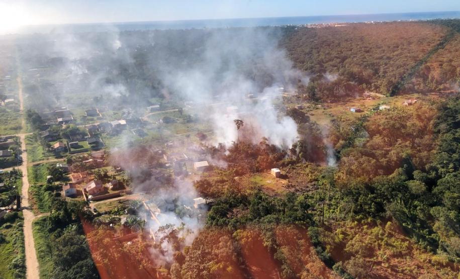 Em ação conjunta, helicóptero da PM e equipes do Corpo de Bombeiros combatem incêndio em Guaratuba (PR)