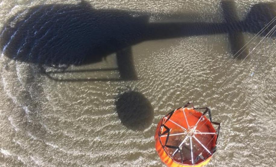 Em ação conjunta, helicóptero da PM e equipes do Corpo de Bombeiros combatem incêndio em Guaratuba (PR)