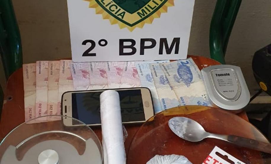 PM do Norte Pioneiro prende envolvido com tráfico de drogas e apreende objetos