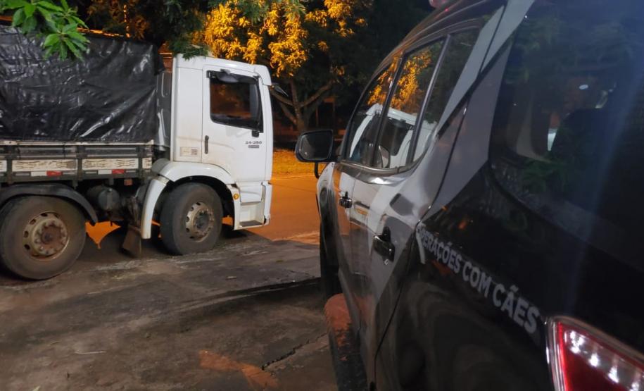 Em situações distintas, policiais militares apreenderam um caminhão carregado de cigarros e armas de fogo no Noroeste do estado