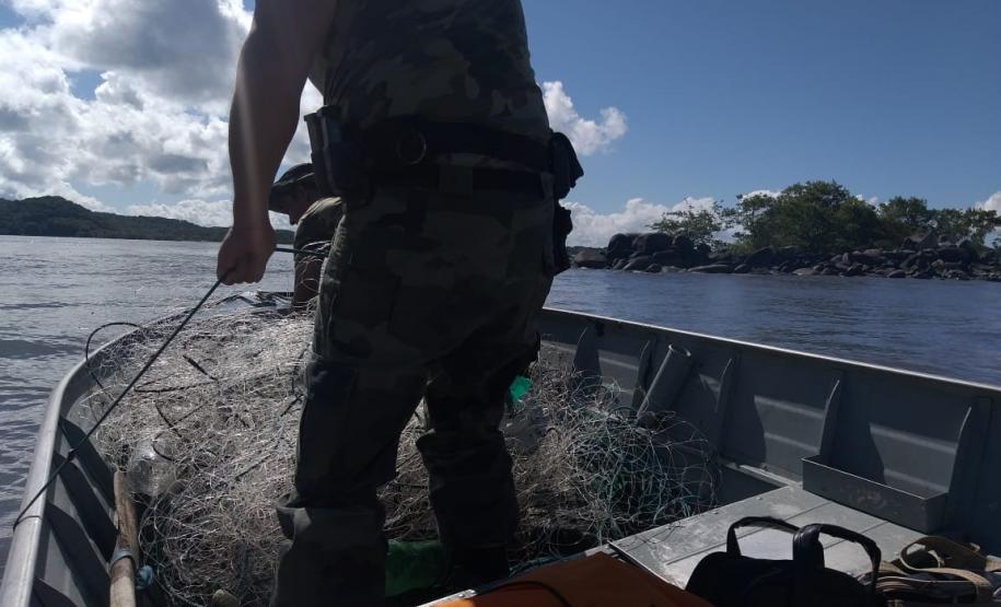 Redes de pesca são apreendidas próximo ao Porto de Paranaguá, no Litoral do estado