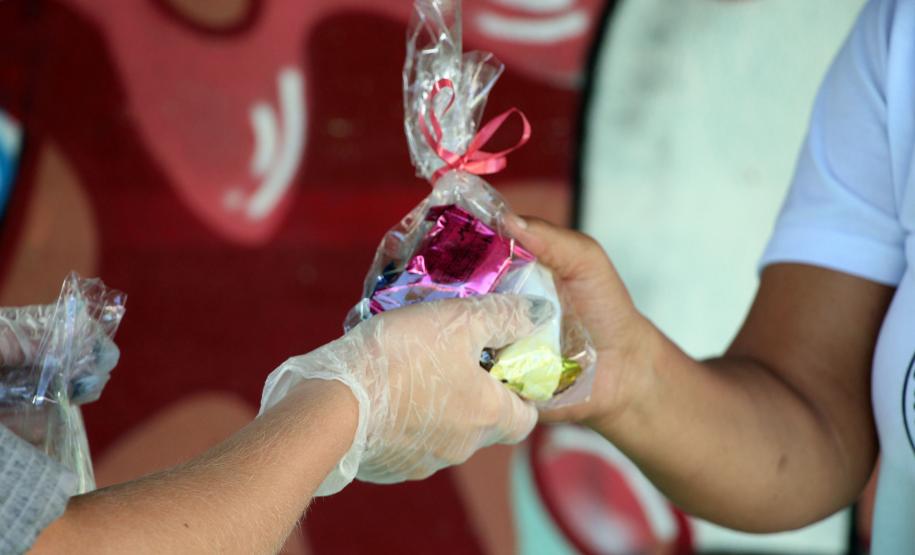 BOPE visita comunidades carentes e distribui chocolates na Capital e na RMC
