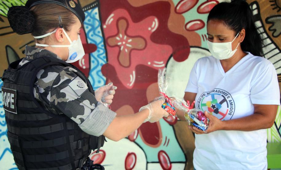 BOPE visita comunidades carentes e distribui chocolates na Capital e na RMC
