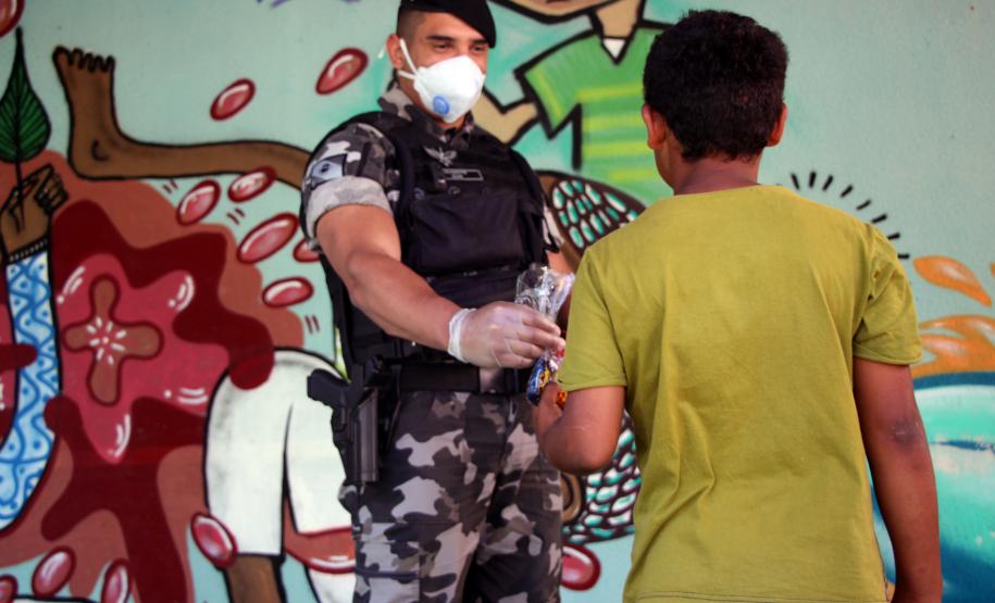 BOPE visita comunidades carentes e distribui chocolates na Capital e na RMC