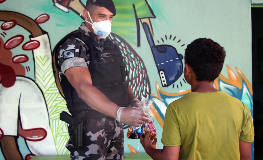 BOPE visita comunidades carentes e distribui chocolates na Capital e na RMC
