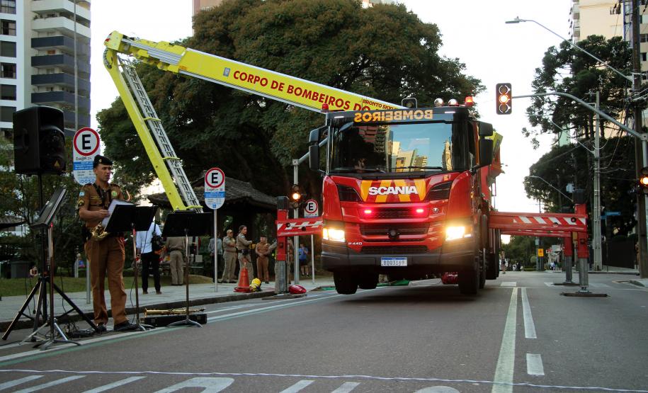 Bombeiros e Banda de Música da PM levam música a moradores em isolamento social em Curitiba
