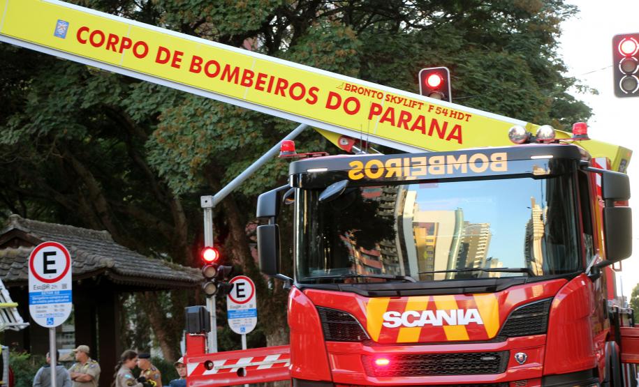 Bombeiros e Banda de Música da PM levam música a moradores em isolamento social em Curitiba