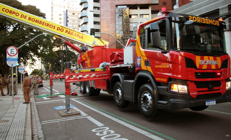 Bombeiros e Banda de Música da PM levam música a moradores em isolamento social em Curitiba