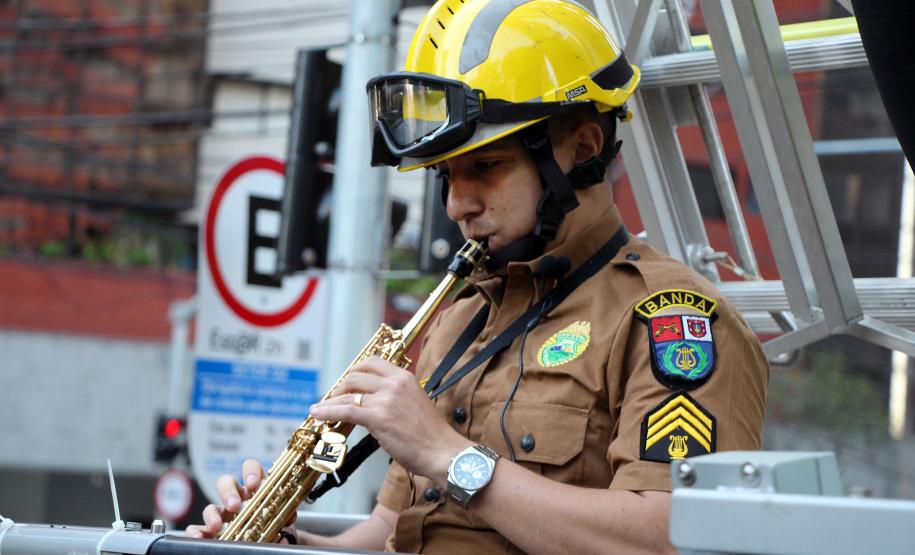 Bombeiros e Banda de Música da PM levam música a moradores em isolamento social em Curitiba