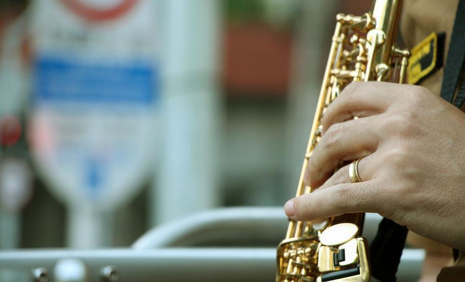 Bombeiros e Banda de Música da PM levam música a moradores em isolamento social em Curitiba