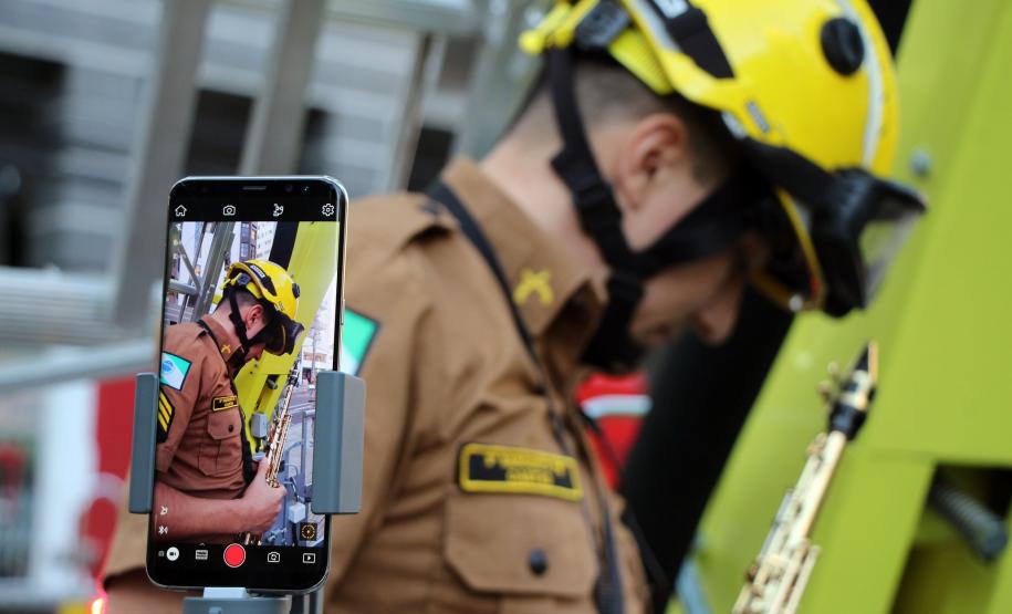 Bombeiros e Banda de Música da PM levam música a moradores em isolamento social em Curitiba