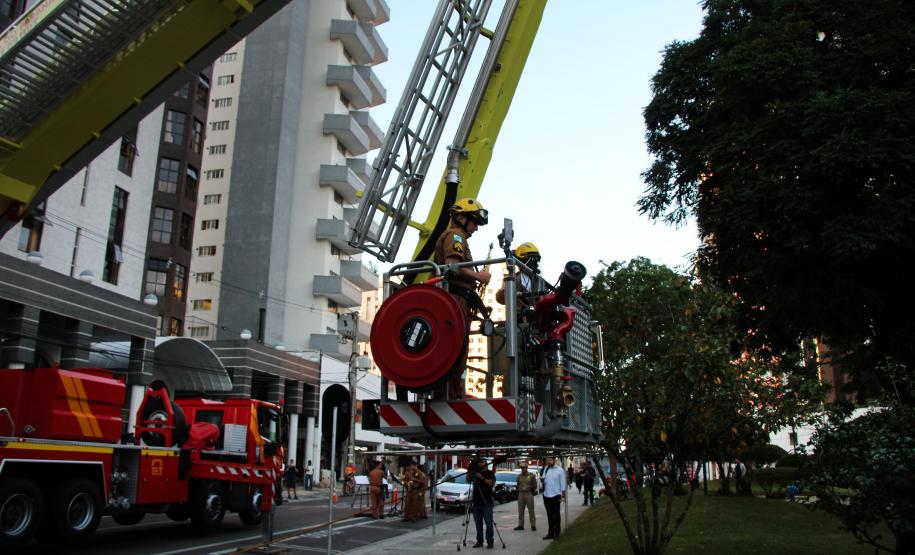 Bombeiros e Banda de Música da PM levam música a moradores em isolamento social em Curitiba
