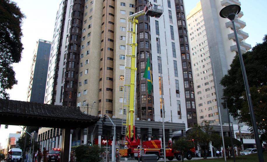 Bombeiros e Banda de Música da PM levam música a moradores em isolamento social em Curitiba