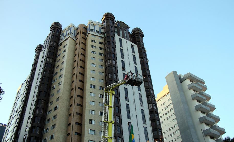 Bombeiros e Banda de Música da PM levam música a moradores em isolamento social em Curitiba