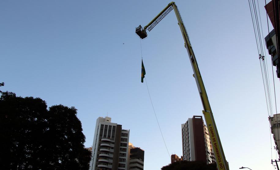 Bombeiros e Banda de Música da PM levam música a moradores em isolamento social em Curitiba